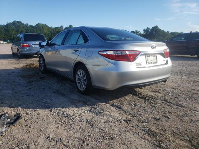 4T4BF1FK6FR472812 - 2015 TOYOTA CAMRY LE SILVER photo 3