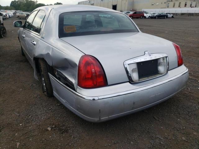 1LNHM82W0YY791064 - 2000 LINCOLN TOWN CAR S SILVER photo 3