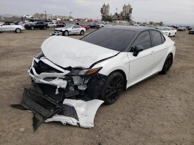 4T1KZ1AK8MU058825 - 2021 TOYOTA CAMRY TRD WHITE photo 2