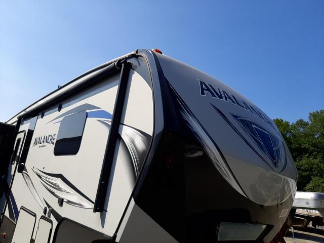 4YDF32022JE760334 - 2018 KEYSTONE AVALANCHE ორფეროვანი ფოტო 9