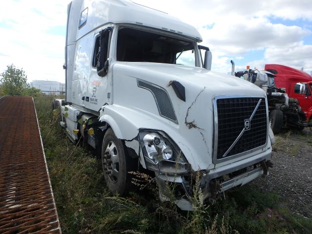 4V4NC9EH0FN908562 - 2013 VOLVO VN WHITE photo 9