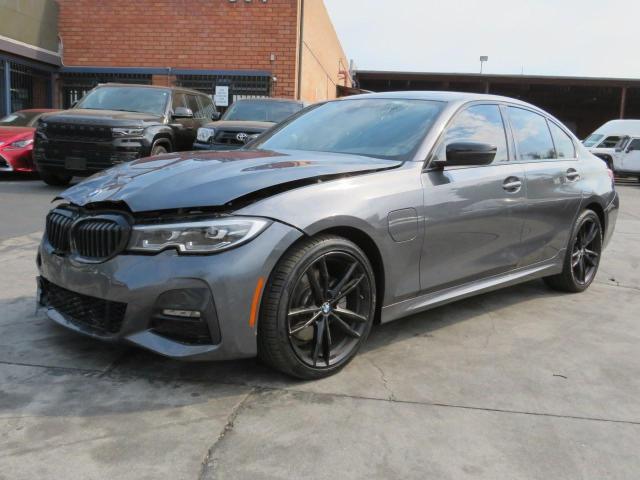 3MW5P7J02M8B71477 - 2021 BMW 330E GRAY photo 2