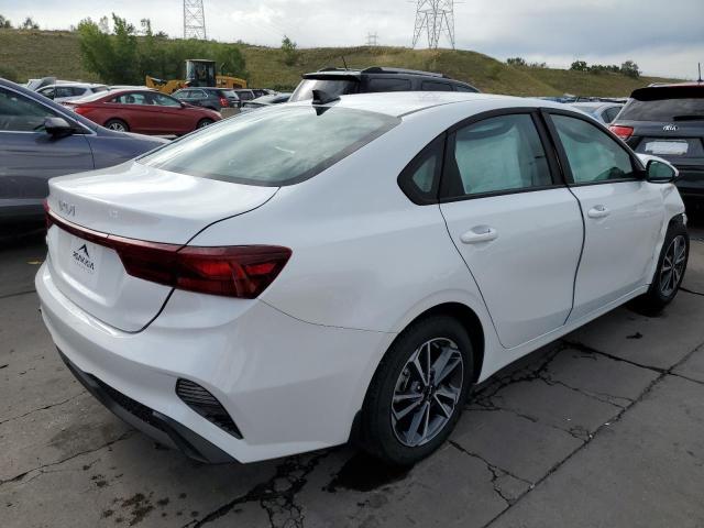 3KPF24AD7NE490772 - 2022 KIA FORTE FE WHITE photo 4