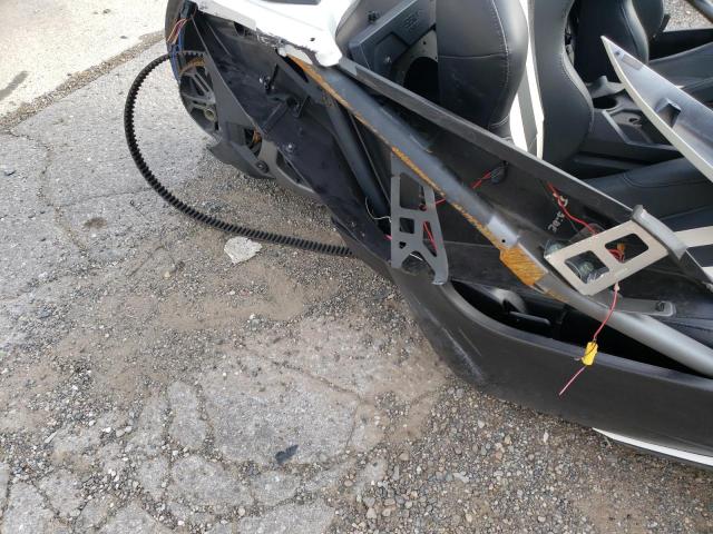 57XAAPFAXK8130552 - 2019 POLARIS SLINGSHOT WHITE photo 9