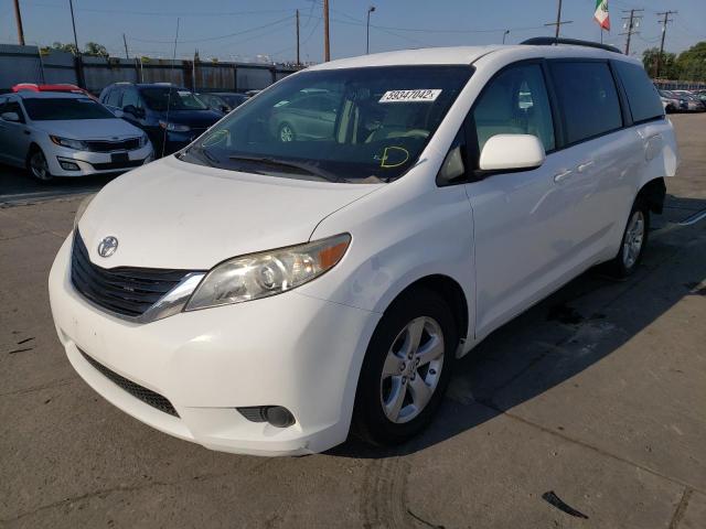 5TDKK3DC3DS335491 - 2013 TOYOTA SIENNA LE WHITE photo 2