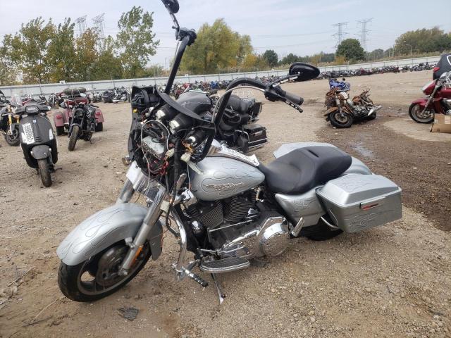 1HD1KB419AB645327 - 2010 HARLEY-DAVIDSON FLHX SILVER photo 2