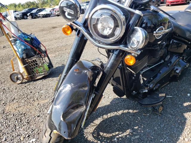 1HD1YAJ1XJC047089 - 2018 HARLEY-DAVIDSON FLHC HERIT BLACK photo 9