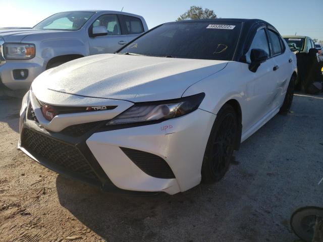 4T1BZ1HK8KU032096 - 2019 TOYOTA CAMRY XSE WHITE photo 2