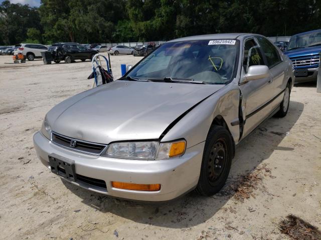 1HGCD5636TA188815 - 1996 HONDA ACCORD LX SILVER photo 2