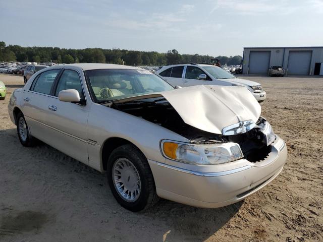 1LNHM83W02Y649478 - 2002 LINCOLN TOWN CAR C CREAM photo 1