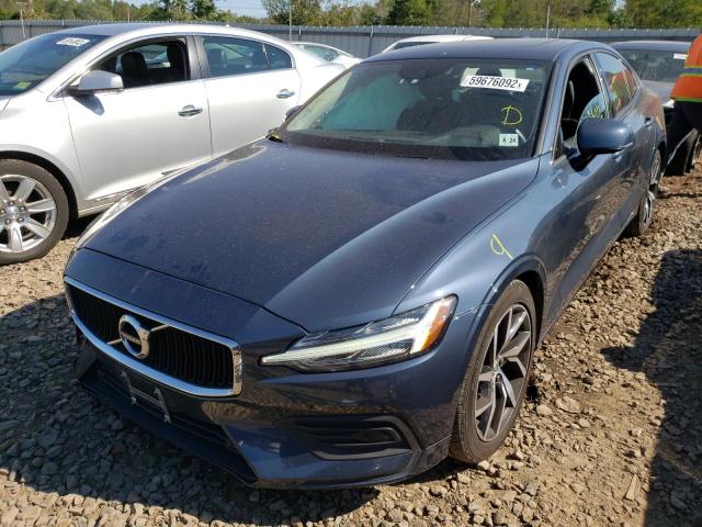 7JRA22TK7KG017591 - 2019 VOLVO S60 T6 MOM BLUE photo 2