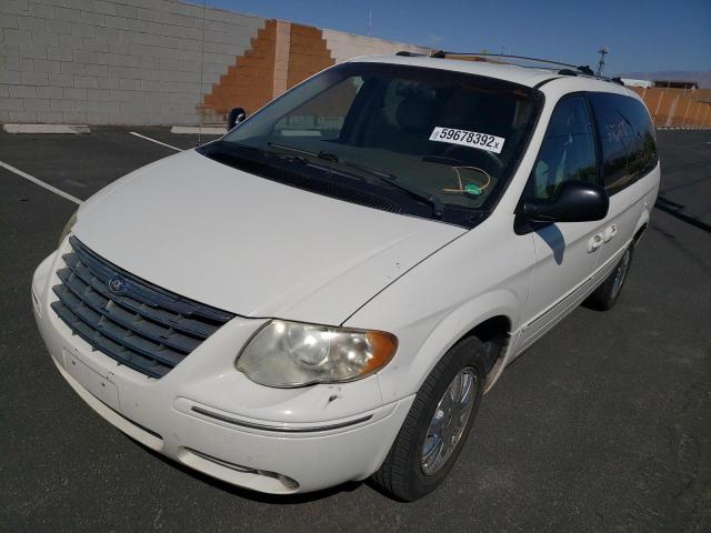 2C8GP64L35R474246 - 2005 CHRYSLER TOWN AND C WHITE photo 2