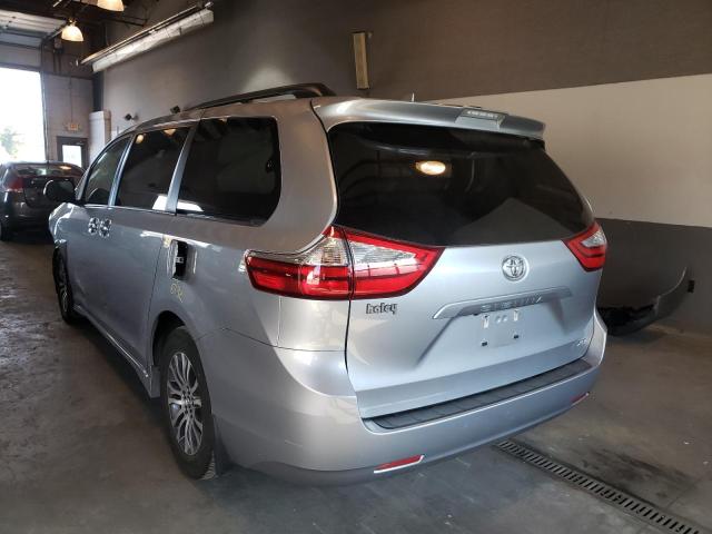 5TDYZ3DC1JS933502 - 2018 TOYOTA SIENNA SILVER photo 3