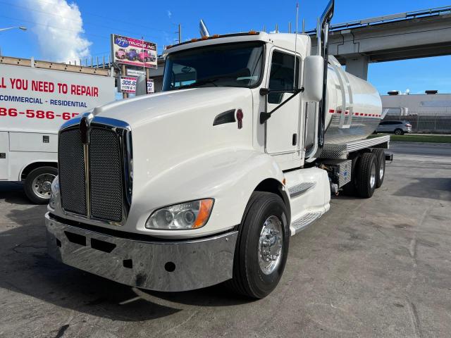 1XKADP9X1DJ342613 - 2013 KENWORTH CONSTRUCTI WHITE photo 2