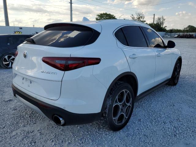 ZASFAKAN7J7B72104 - 2018 ALFA ROMEO STELVIO WHITE photo 4