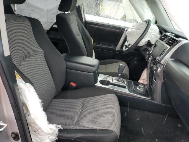 JTEMU5JR2M5895222 - 2021 TOYOTA 4RUNNER SR 银色 照片 5