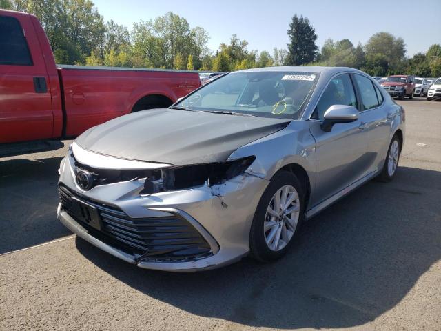 4T1C11AK4NU643527 - 2022 TOYOTA CAMRY LE SILVER photo 2