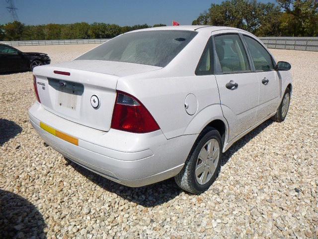 1FAHP34NX7W359603 - 2007 FORD FOCUS ZX4 WHITE photo 4