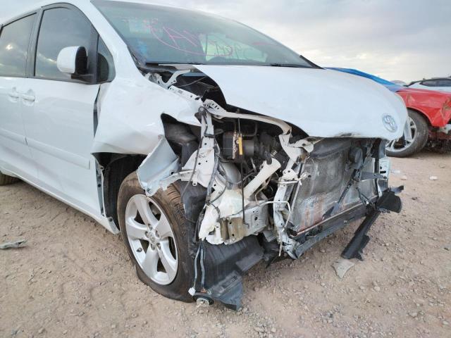 5TDKK3DC1FS574458 - 2015 TOYOTA SIENNA LE WHITE photo 9