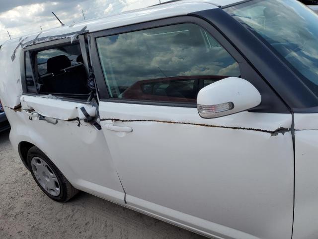 JTLZE4FE8C1146121 - 2012 TOYOTA SCION XB Beyaz fotoğraf 9