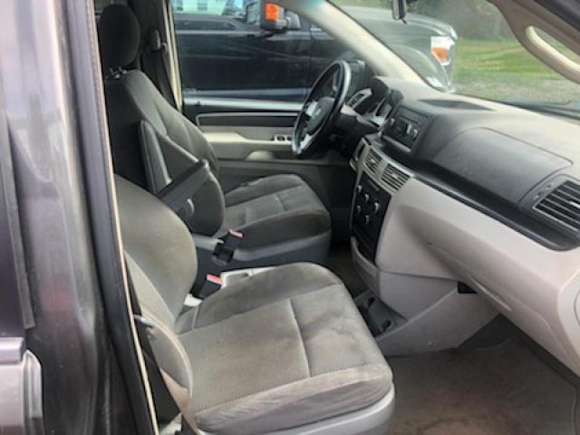 2V4RW4DX9AR229388 - 2010 VOLKSWAGEN ROUTAN S GRAY photo 5