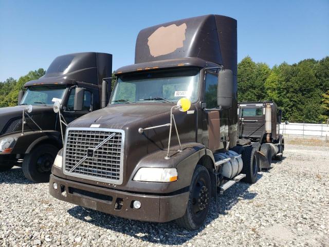 4V4M19GG35N385820 - 2005 VOLVO VN VNM BROWN photo 2