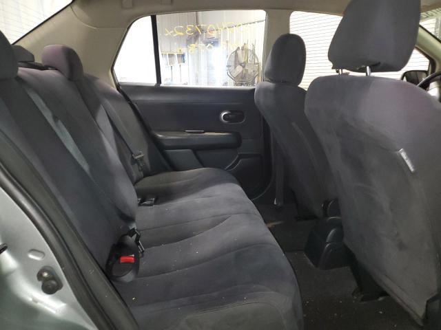 3N1BC11E08L353677 - 2008 NISSAN VERSA GRAY photo 6