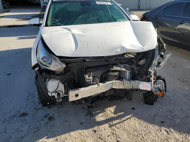 KNDCE3LC0K5292499 - 2019 KIA NIRO TOURI WHITE photo 9