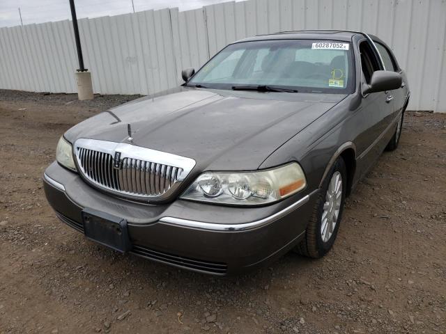 1LNHM81W54Y627725 - 2004 LINCOLN TOWN CAR E GRAY photo 2