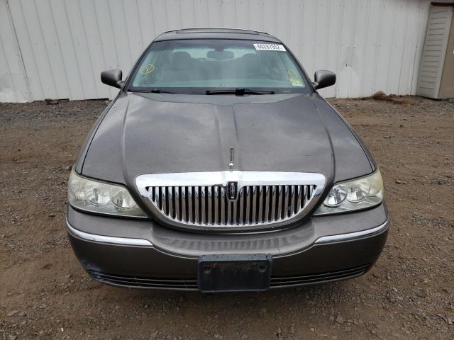1LNHM81W54Y627725 - 2004 LINCOLN TOWN CAR E GRAY photo 9