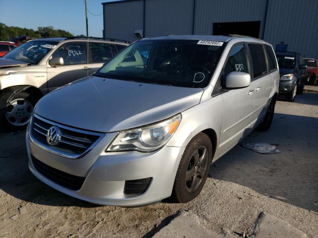 2V4RW3DG4BR691739 - 2011 VOLKSWAGEN ROUTAN SE SILVER photo 2