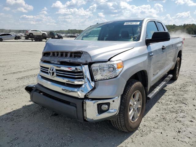 5TFUY5F17HX625554 - 2017 TOYOTA TUNDRA DOU SILVER photo 2