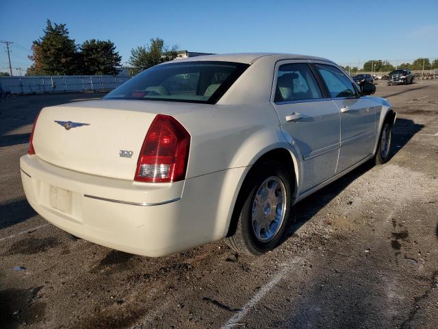 2C3JA53G95H645051 - 2005 CHRYSLER 300 TOURIN WHITE photo 4