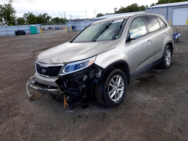 5XYKTCA63FG562983 - 2015 KIA SORENTO LX SILVER photo 2