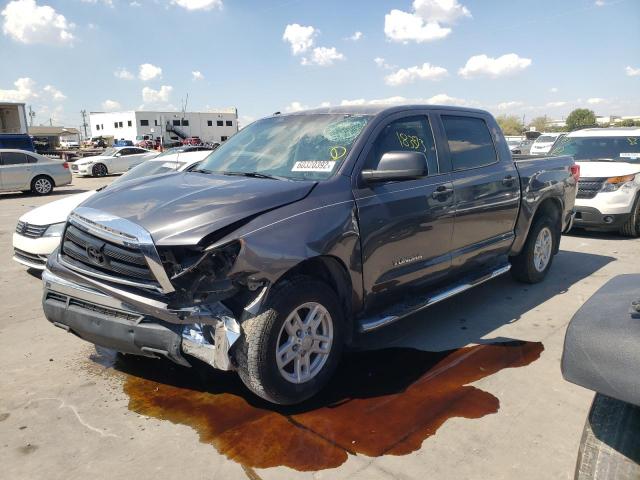 5TFEM5F11DX057859 - 2013 TOYOTA TUNDRA CRE GRAY photo 2