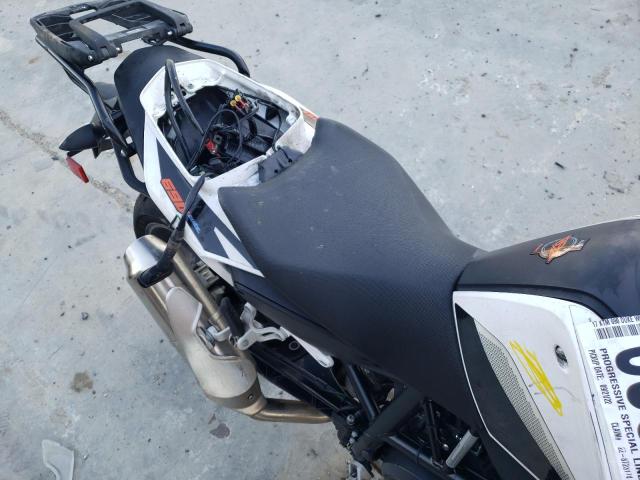 VBKLDV406HM799021 - 2017 KTM 690 DUKE WHITE photo 6