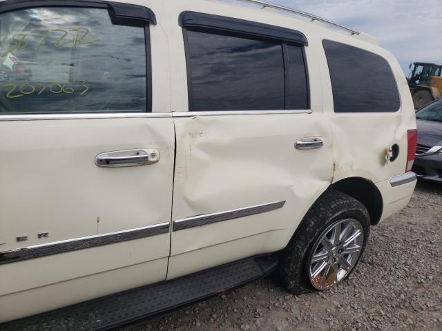 1A8HW582X7F529704 - 2007 CHRYSLER ASPEN LIMI WHITE photo 9