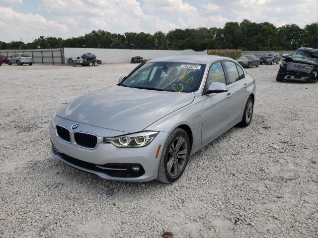 WBA8E1C55JA180151 - 2018 BMW 330E Արծաթագույն լուսանկար 2