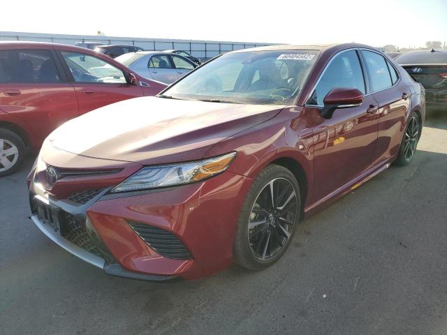 4T1BZ1HK5JU502454 - 2018 TOYOTA CAMRY XSE RED photo 2
