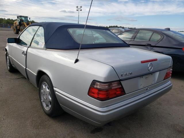 WDBEA66E9SC229513 - 1995 MERCEDES-BENZ E 320 SILVER photo 3