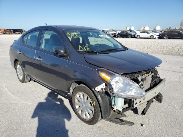 3N1CN7AP6JL846014 - 2018 NISSAN VERSA S GRAY photo 1