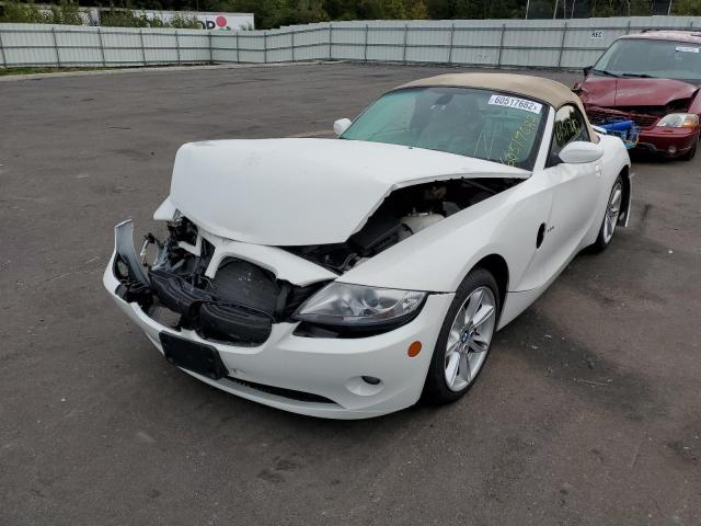 4USBT53565LU11200 - 2005 BMW Z4 3.0 WHITE photo 2