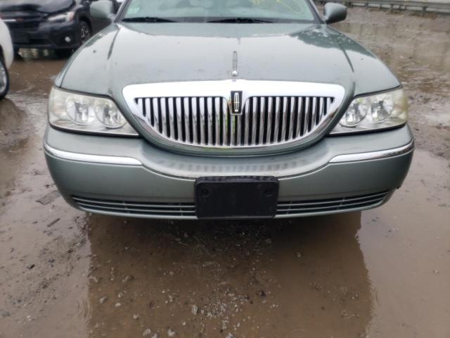 1LNHM83W74Y685641 - 2004 LINCOLN TOWN CAR GREEN photo 9