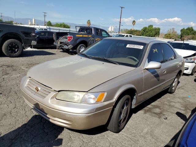 JT2BG22K8W0228361 - 1998 TOYOTA CAMRY CE TAN photo 2