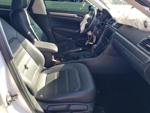 1VWDT7A37HC063386 - 2017 VOLKSWAGEN PASSAT R-L WHITE photo 5
