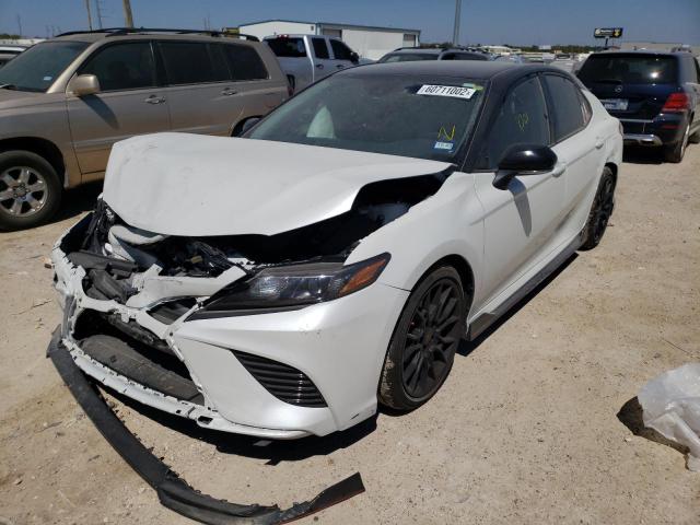 4T1KZ1AKXNU061520 - 2022 TOYOTA CAMRY TRD WHITE photo 2