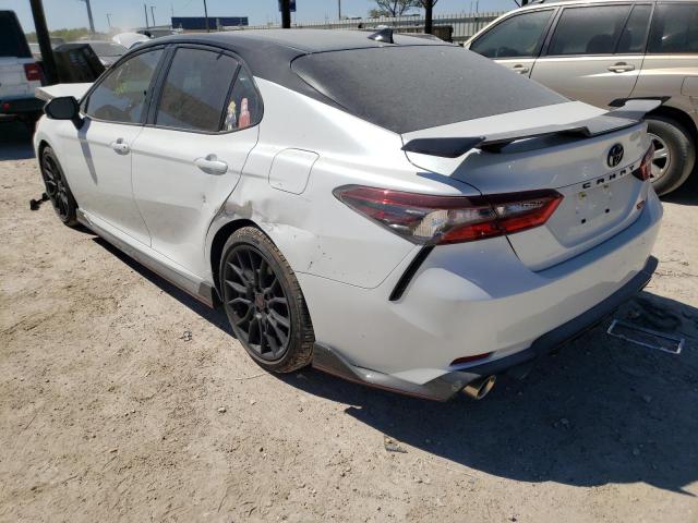 4T1KZ1AKXNU061520 - 2022 TOYOTA CAMRY TRD WHITE photo 3