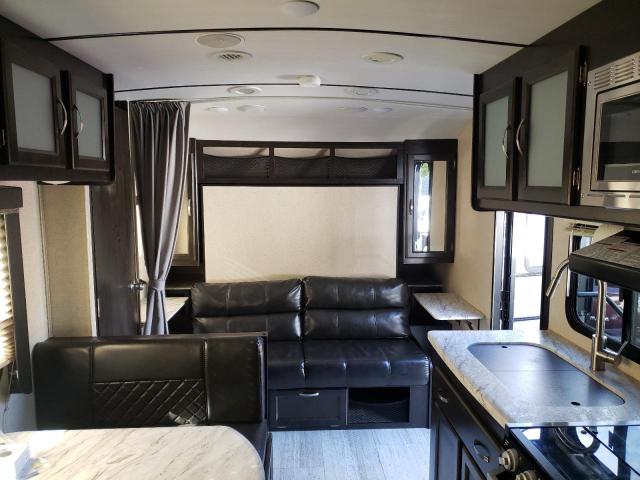 5ZT2SBMB2KS032917 - 2019 COACH TRAILER TWO TONE photo 5