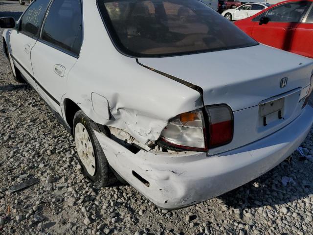 1HGCD5632TA080045 - 1996 HONDA ACCORD LX WHITE photo 9