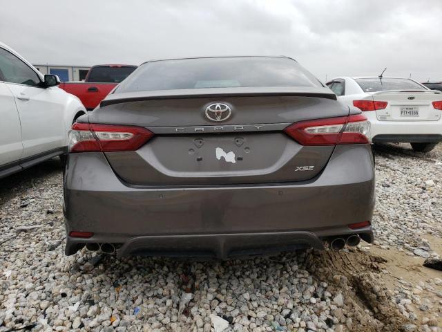 4T1B61HK4JU120652 - 2018 TOYOTA CAMRY XSE GRAY photo 6